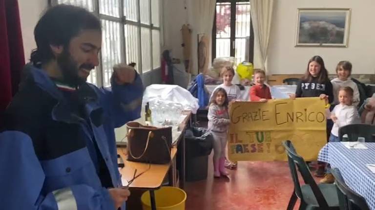 Sarsina, il sindaco Cangini finalmente riesce a tornare a casa e si commuove VIDEO Sarsina, il sindaco Cangini finalmente riesce a tornare a casa e si commuove VIDEO