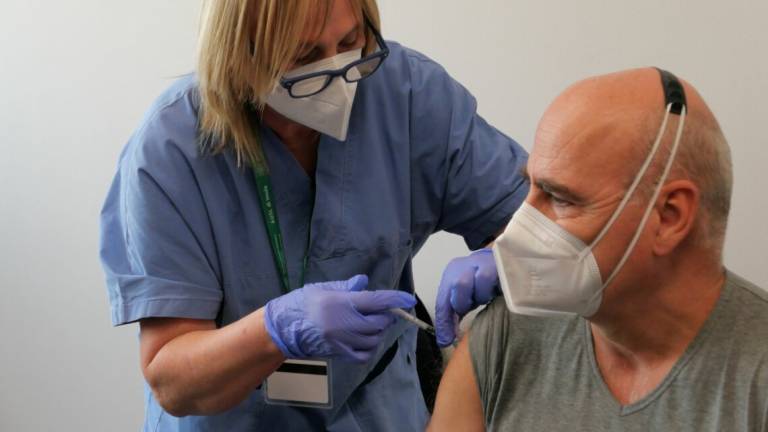 Imola, sospese le prime dosi di vaccino per i ritardi della Pfizer Imola, sospese le prime dosi di vaccino per i ritardi della Pfizer