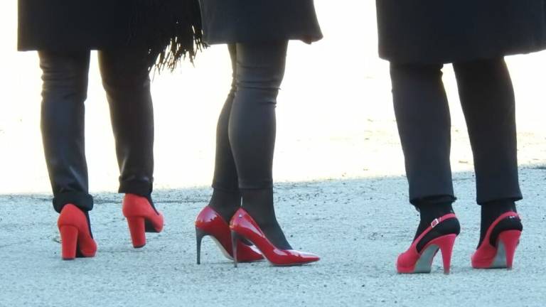 Faenza, le amiche di Ilenia ai funerali con le scarpette rosse - Video e foto Faenza, le amiche di Ilenia ai funerali con le scarpette rosse - Video e foto