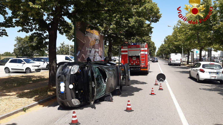 Forlì, un'auto ribaltata dopo un incidente in via Punta di Ferro Forlì, un'auto ribaltata dopo un incidente in via Punta di Ferro
