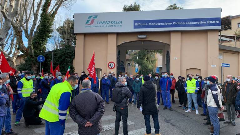 Rimini. Officine grandi riparazioni: protesta dei lavoratori Video Rimini. Officine grandi riparazioni: protesta dei lavoratori Video