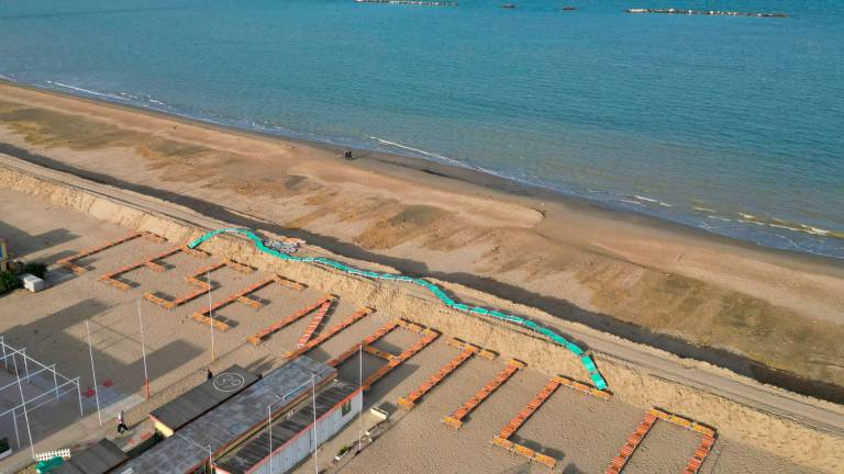 Cesenatico e il Tour de France: statua di Pantani in giallo e una enorme scritta con lettini e ombrelloni Cesenatico e il Tour de France: statua di Pantani in giallo e una enorme scritta con lettini e ombrelloni