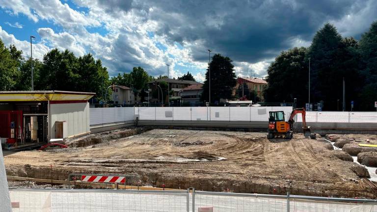 A sinistra la platea su cui verrà costruita la nuova hospitality del Cesena Fc, a destra il geometra Christian Belletti mostra il disegno A sinistra la platea su cui verrà costruita la nuova hospitality del Cesena Fc, a destra il geometra Christian Belletti mostra il disegno