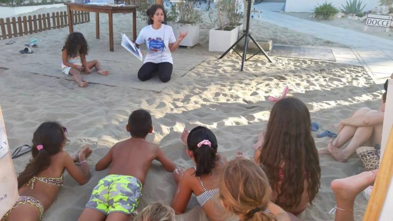 Riccione, storie in spiaggia per la gioia dei bambini Riccione, storie in spiaggia per la gioia dei bambini