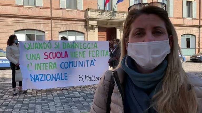 Le mamme protestano in prefettura di Rimini: Pandemia educativa Le mamme protestano in prefettura di Rimini: Pandemia educativa