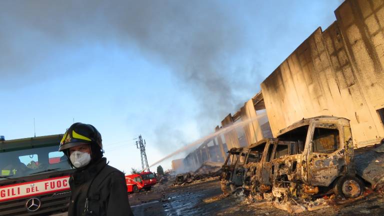 Incendio Faenza, cinque persone al pronto soccorso per irritazioni Incendio Faenza, cinque persone al pronto soccorso per irritazioni