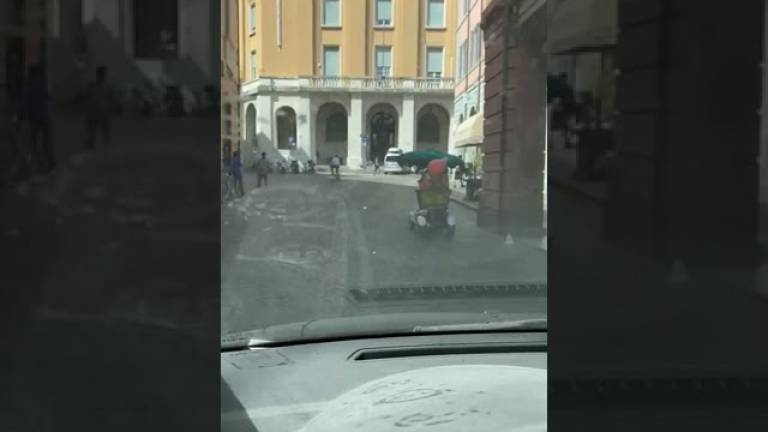 Caldo a Forlì, l'ombrellone motorizzato per proteggersi dal sole VIDEO Caldo a Forlì, l'ombrellone motorizzato per proteggersi dal sole VIDEO