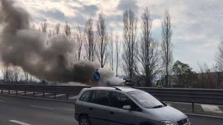 Auto a fuoco sulla Secante a Cesena - VIDEO Auto a fuoco sulla Secante a Cesena - VIDEO