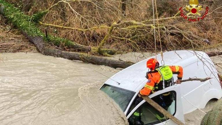 Sogliano, auto trascinata dal torrente: salvo il guidatore Sogliano, auto trascinata dal torrente: salvo il guidatore