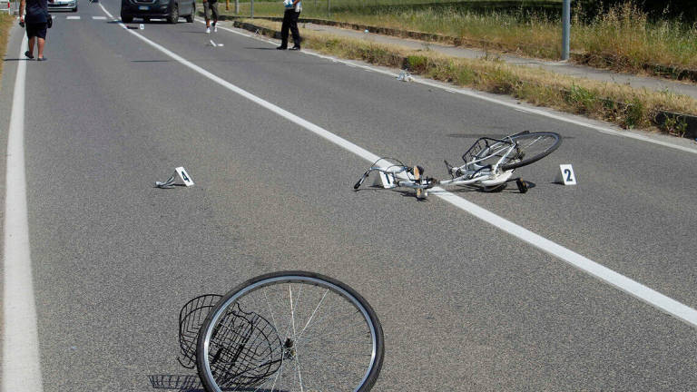 Incidente a Russi, bici spezzata in due da un'auto. Gravissimo 17enne Incidente a Russi, bici spezzata in due da un'auto. Gravissimo 17enne