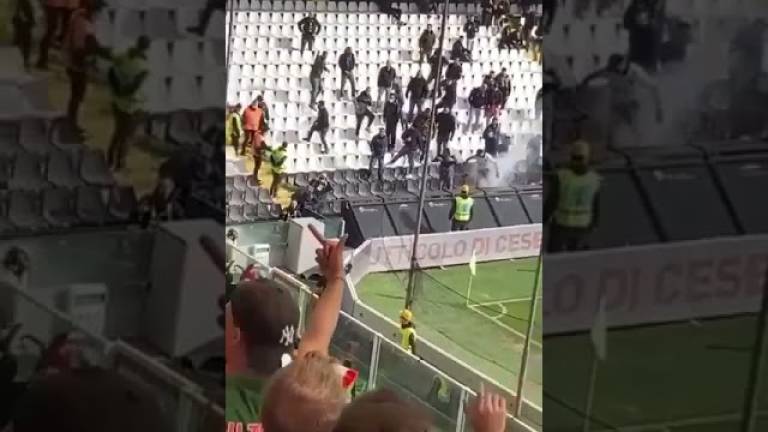 Calcio C, la torcia lanciata dalla curva dell'Ancona verso i tifosi del Cesena Calcio C, la torcia lanciata dalla curva dell'Ancona verso i tifosi del Cesena