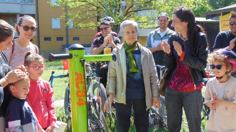 Cesena, inaugurata colonnina per le bici nel parco, in ricordo di Andrea Campana Cesena, inaugurata colonnina per le bici nel parco, in ricordo di Andrea Campana