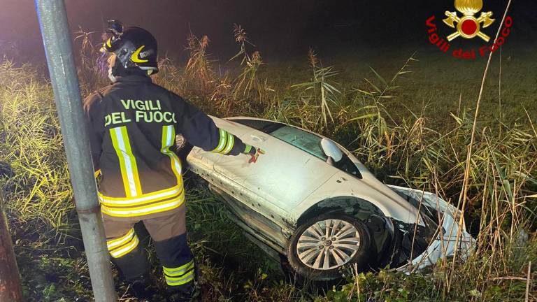 Auto fuori strada: un ferito nell'incidente di via Fossa a Cesenatico Auto fuori strada: un ferito nell'incidente di via Fossa a Cesenatico