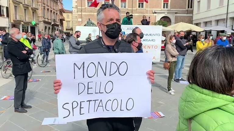 Rimini: la protesta in piazza di chi non lavora da un anno Rimini: la protesta in piazza di chi non lavora da un anno