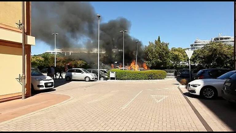 Rimini. Incendio al Leon Battista Alberti: distrutte due auto e un furgone Rimini. Incendio al Leon Battista Alberti: distrutte due auto e un furgone