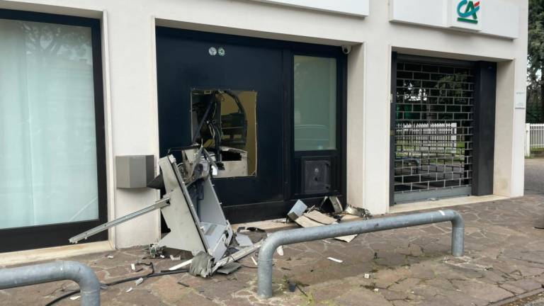 Budrio di Longiano, furto nella notte: sradicato il bancomat alla Credit Agricole VIDEO GALLERY Budrio di Longiano, furto nella notte: sradicato il bancomat alla Credit Agricole VIDEO GALLERY