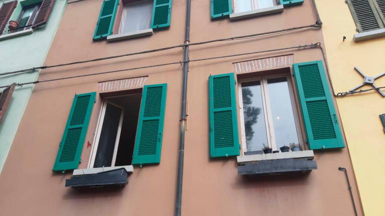La finestra dove sono state lanciate le feci La finestra dove sono state lanciate le feci