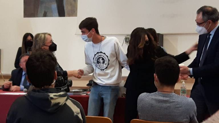 Studente forlivese premiato come teorico pilota provetto Studente forlivese premiato come teorico pilota provetto