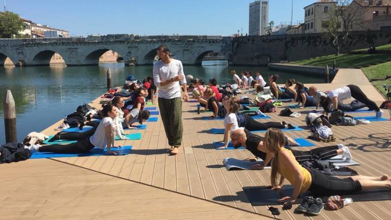 Domenica al ponte di Tiberio di Rimini il World yoga day Domenica al ponte di Tiberio di Rimini il World yoga day