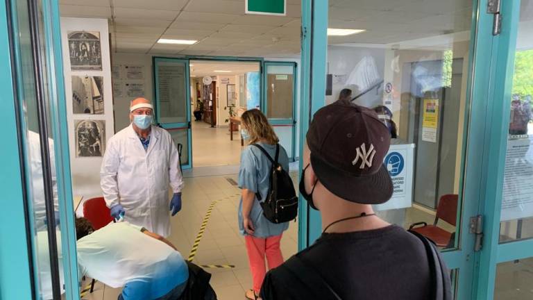 Rimini. Tutti già in aula tra mascherine, gel e percorsi obbligati Rimini. Tutti già in aula tra mascherine, gel e percorsi obbligati