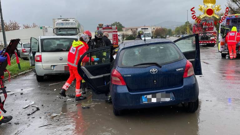 Forlimpopoli: scontro frontale, intervengono i Vigili del Fuoco per estrarre due donne dalle loro auto Forlimpopoli: scontro frontale, intervengono i Vigili del Fuoco per estrarre due donne dalle loro auto