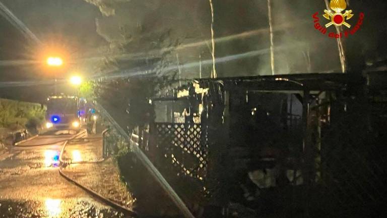 Cesenatico, incendio al Camping Zadina: a fuoco una casetta di legno nella notte Cesenatico, incendio al Camping Zadina: a fuoco una casetta di legno nella notte