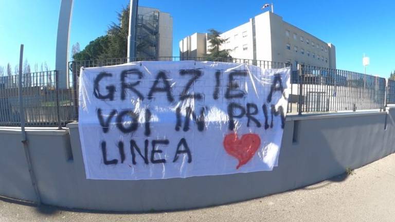 Imola, il grazie a medici e infermieri dell'ospedale Imola, il grazie a medici e infermieri dell'ospedale