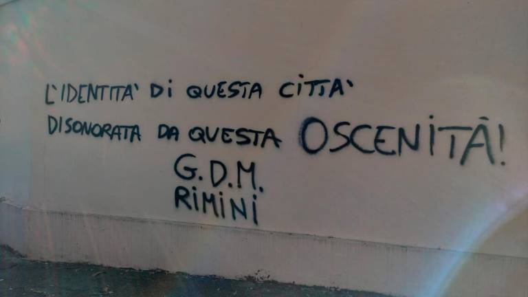 La protesta dei tifosi del Rimini contro il logo modificato ieri dalla società La protesta dei tifosi del Rimini contro il logo modificato ieri dalla società