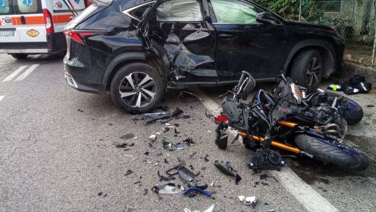 Lugo, incidente: si schianta con la moto contro un'auto, 32enne in gravi condizioni Lugo, incidente: si schianta con la moto contro un'auto, 32enne in gravi condizioni