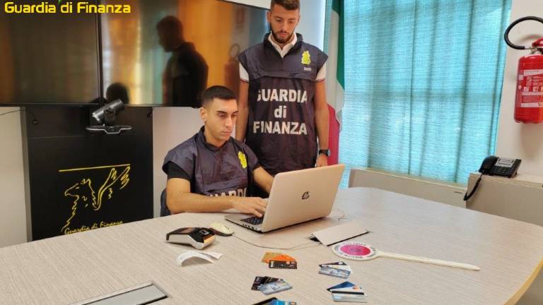 Rimini, truffa ai clienti di un hotel: rubano i dati di carte e bancomat Rimini, truffa ai clienti di un hotel: rubano i dati di carte e bancomat