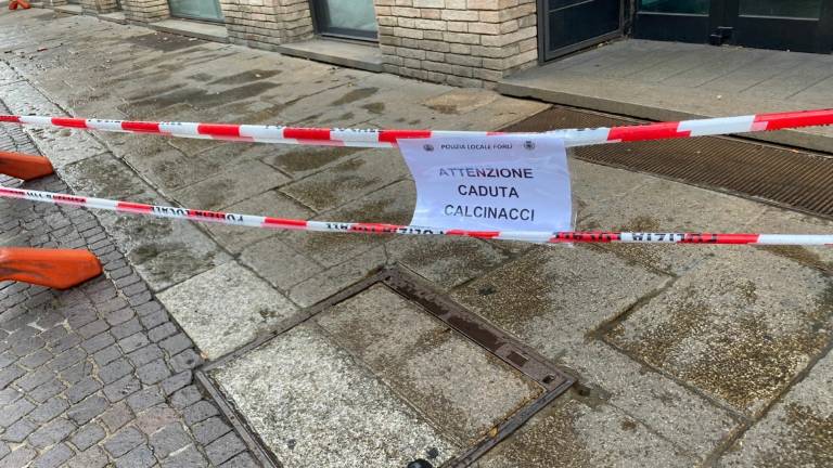 Forlì, rischio di caduta di calcinacci da Via delle Torri Forlì, rischio di caduta di calcinacci da Via delle Torri