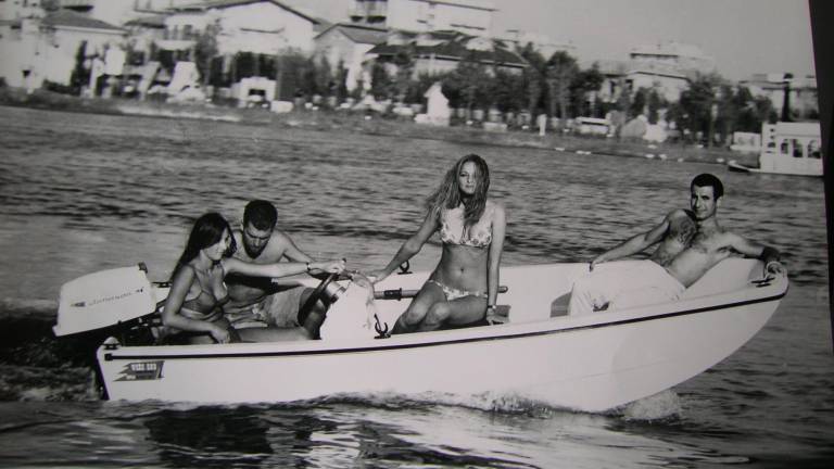 Cino Ricci (a poppa) e Renzo Zavatta (fondatore della Comar a prua) insieme a due ragazze in una foto pubblicitaria per un nuovo piccolo motoscafo a cavallo fra anni Sessanta e Settanta Cino Ricci (a poppa) e Renzo Zavatta (fondatore della Comar a prua) insieme a due ragazze in una foto pubblicitaria per un nuovo piccolo motoscafo a cavallo fra anni Sessanta e Settanta