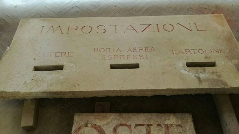 Rimini, ritrovata una targa dello storico ufficio postale Rimini, ritrovata una targa dello storico ufficio postale