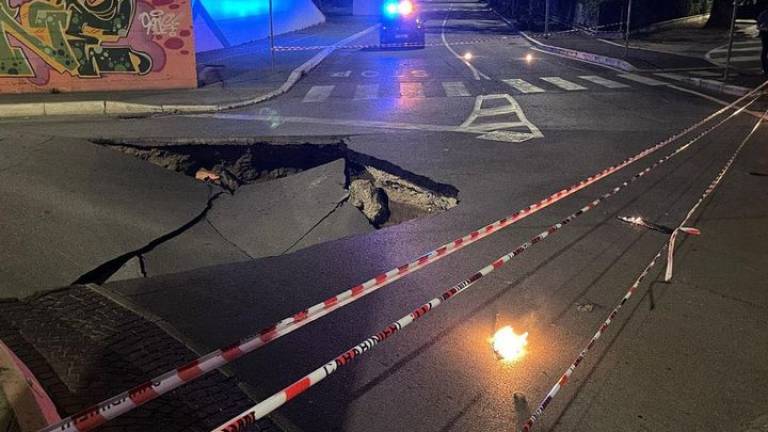 Cesenatico, si apre una voragine in via Bramante VIDEO Cesenatico, si apre una voragine in via Bramante VIDEO