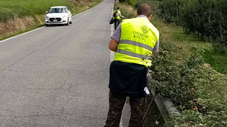 I volontari di Cittadinanza Attiva al lavoro per ripulire la 306 Casolana I volontari di Cittadinanza Attiva al lavoro per ripulire la 306 Casolana