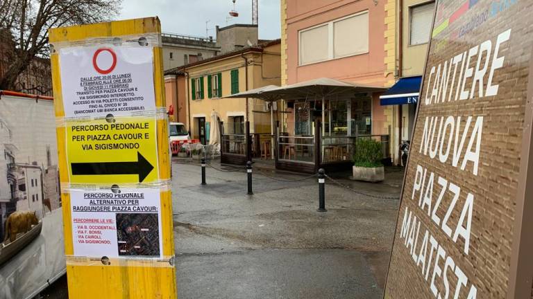 Rimini. Chiusa via Poletti: i pedoni costretti alla marcia indietro Rimini. Chiusa via Poletti: i pedoni costretti alla marcia indietro