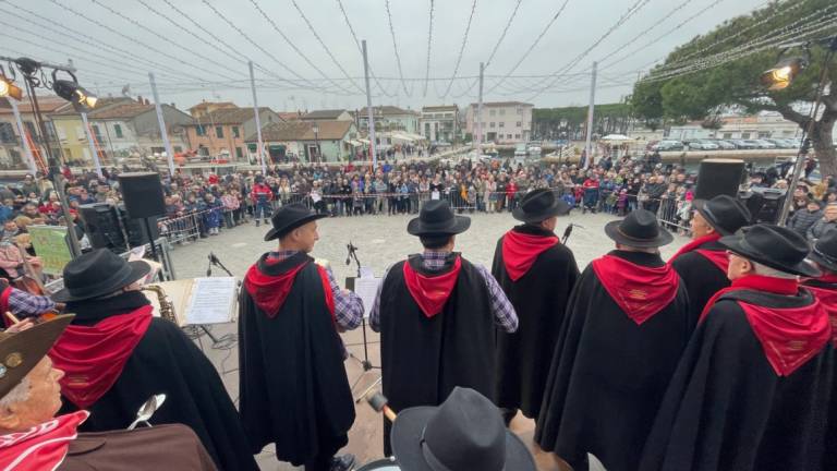 Cesenatico, pienone per Pasquaroli e befane sul sup Cesenatico, pienone per Pasquaroli e befane sul sup