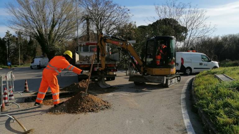 Riccione, pronto intervento Hera per rottura condotta in viale Piemonte Riccione, pronto intervento Hera per rottura condotta in viale Piemonte