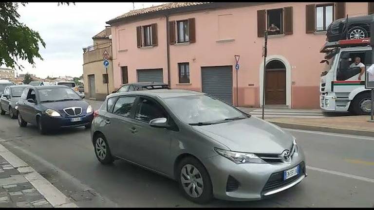 Rimini. Grosso tir blocca il traffico in zona ponte di Tiberio Video Rimini. Grosso tir blocca il traffico in zona ponte di Tiberio Video