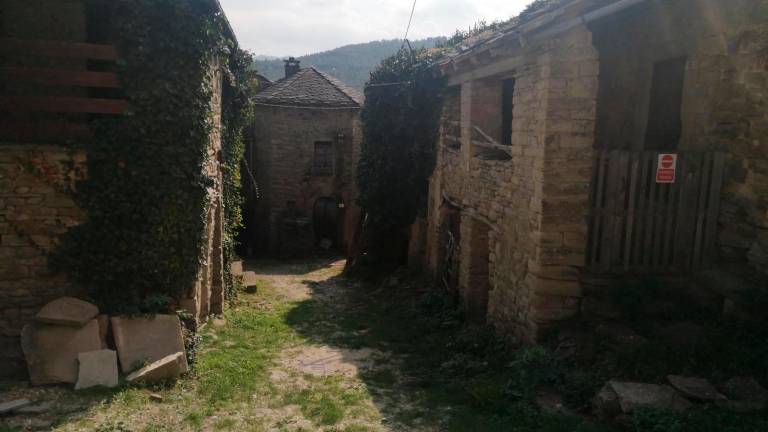 Il fascino dei “giganti di pietra”, un viaggio nei borghi abbandonati in Romagna