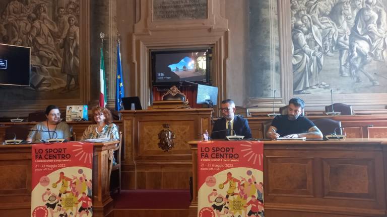 Forlì, a Lo sport fa centro anche il curling con una pentola a pressione con ruotine Forlì, a Lo sport fa centro anche il curling con una pentola a pressione con ruotine