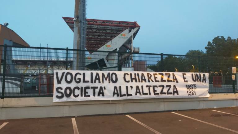 Calcio C, Diciassette striscioni per le strade di Cesena (e non solo): la Curva Mare chiede chiarezza alla società Calcio C, Diciassette striscioni per le strade di Cesena (e non solo): la Curva Mare chiede chiarezza alla società