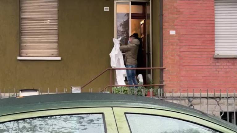 Cesena, trovato morto e nudo con addosso le luci di Natale: caccia alle tracce che chiariscano la dinamica - VIDEO Cesena, trovato morto e nudo con addosso le luci di Natale: caccia alle tracce che chiariscano la dinamica - VIDEO