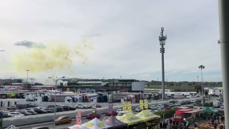 MotoGp, i fuochi d'artificio per Valentino Rossi / VIDEO MotoGp, i fuochi d'artificio per Valentino Rossi / VIDEO