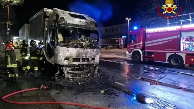 A fuoco un camion carico di medicine a Pievesestina di Cesena A fuoco un camion carico di medicine a Pievesestina di Cesena