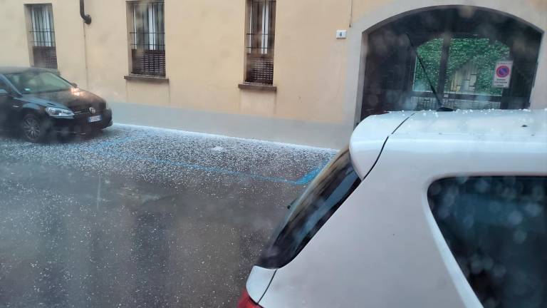 Violenta grandinata a Forlì, l’acqua esce dai tombini, tangenziale chiusa VIDEO GALLERY Violenta grandinata a Forlì, l’acqua esce dai tombini, tangenziale chiusa VIDEO GALLERY