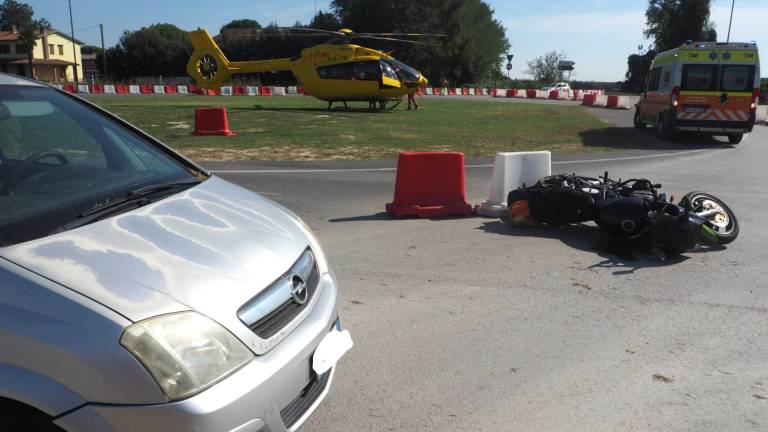 Ravenna. Schianto nella rotatoria, grave motociclista di 43 anni