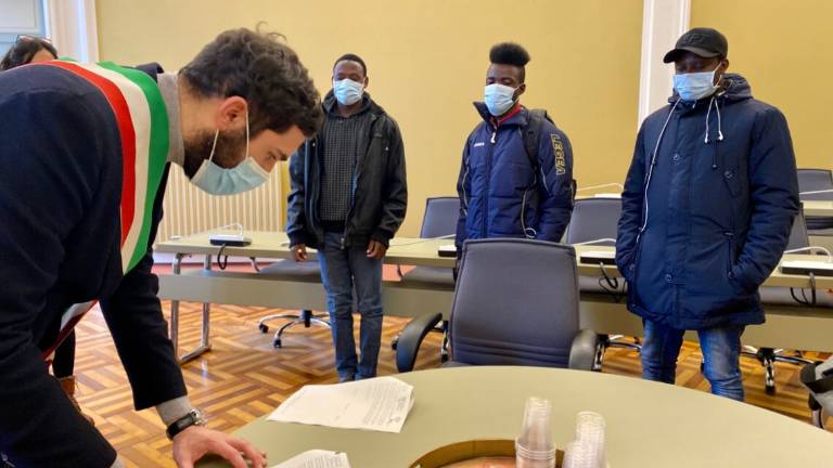A Cesena da Ghana e Mali coi barconi firmano il patto d'accoglienza A Cesena da Ghana e Mali coi barconi firmano il patto d'accoglienza