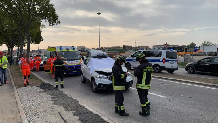 Rimini, incidente mortale: un'auto si scontra con un mezzo meccanico al lavoro nel cantiere VIDEO Rimini, incidente mortale: un'auto si scontra con un mezzo meccanico al lavoro nel cantiere VIDEO
