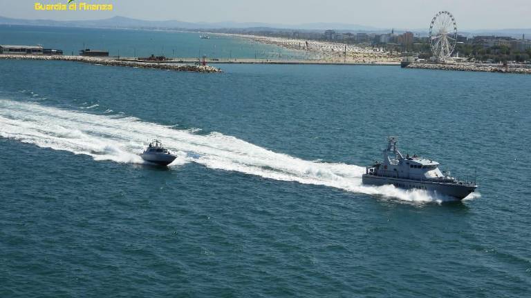 Rimini, aiuto, rischiamo di affondare: la Finanza salva tre persone in mare Rimini, aiuto, rischiamo di affondare: la Finanza salva tre persone in mare
